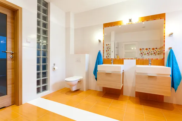 New big bathroom in cozy house — Stock Photo, Image