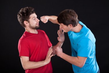 istenmeyen erkekler kavga