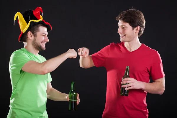 Abanicos deportivos con cerveza — Foto de Stock