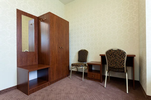 Klassisches kleines Hotelzimmer lizenzfreie Stockfotos