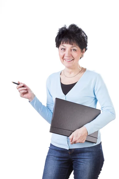 Sonriente mujer sosteniendo carpeta — Foto de Stock