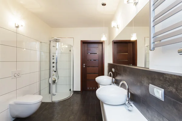 Грандиозный дизайн - интерьер ванной комнаты — стоковое фото
