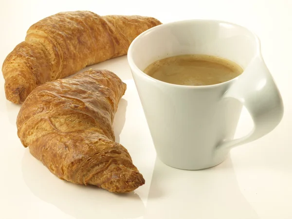 Croissant et café, isolé — Photo