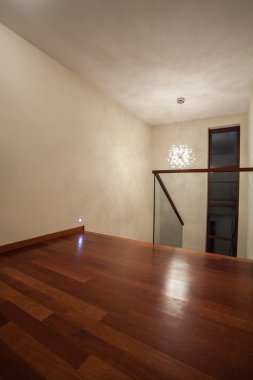 Traverten house - kahverengi ahşap zemin