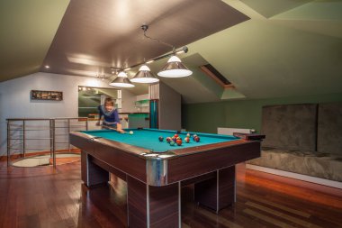 Traverten house - modern tavan