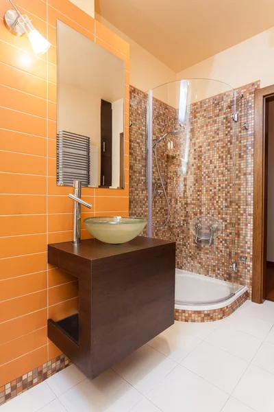 Шикарный дом - оранжевая ванная комната — стоковое фото