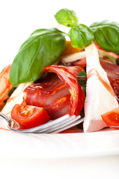 Queijo saboroso e tomate aperitivo — Fotografia de Stock