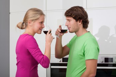 Genç evli şarap içme