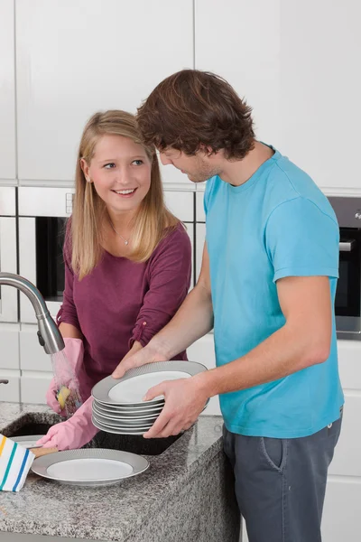 Couple heureux dans la cuisine — Photo