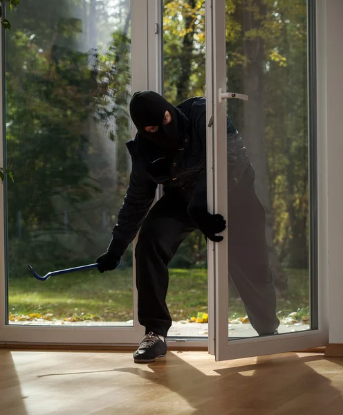 Inbraak naar huis op de buitenwijken — Stockfoto