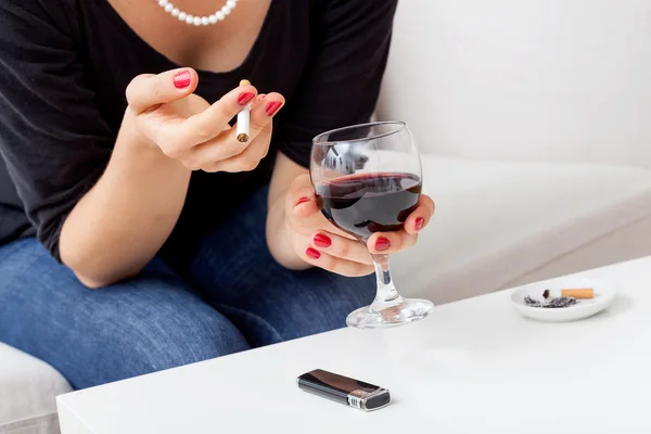 Wino i papierosy — Zdjęcie stockowe