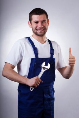 anahtar ile mutlu ev erkeği