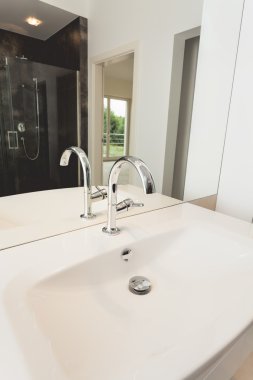 Beyaz seramik banyo lavabo