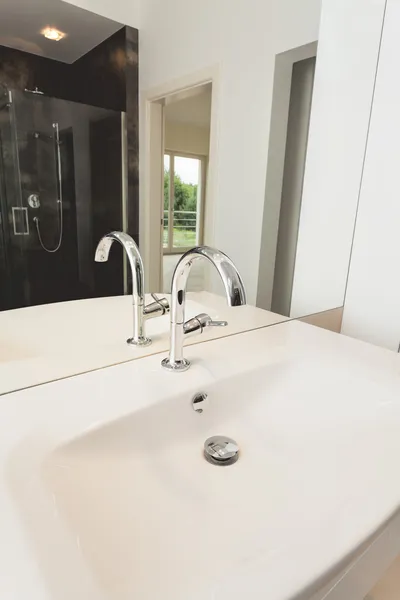 White ceramic bathroom sink — Stock Photo, Image