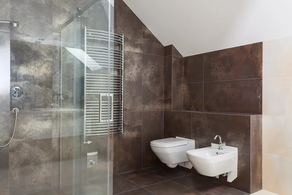 Hnědé dlaždice v moderní koupelně — Stock fotografie