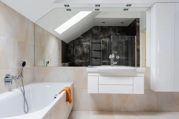 Светлая мебель для ванной комнаты — стоковое фото