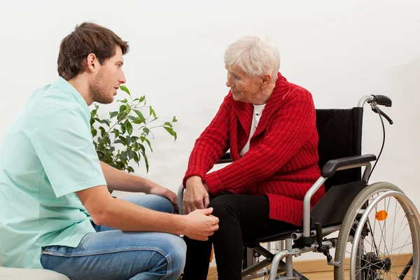 Läkare pratar med handikappade patienten — Stockfoto