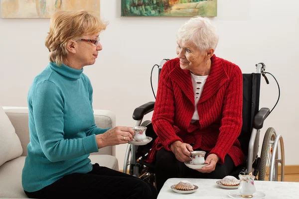 Treffen alter Freunde nach Jahren — Stockfoto