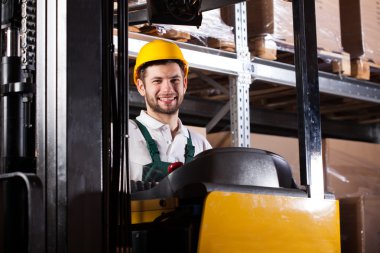 ambar çalışanı üzerinde forklift