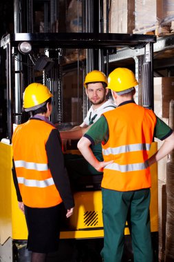 Forklift işçi yönetimi ile