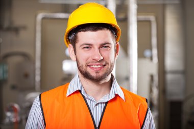 fabrika işçisi kask içinde
