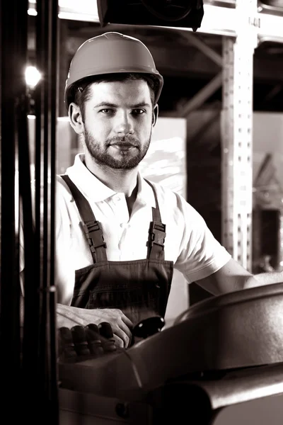 Operaio di fabbrica su carrello elevatore — Foto Stock