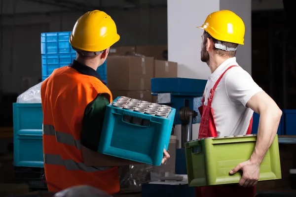 Trabajadores de fábrica durante el trabajo — Foto de Stock