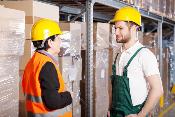 Gerente hablando con el trabajador — Foto de Stock