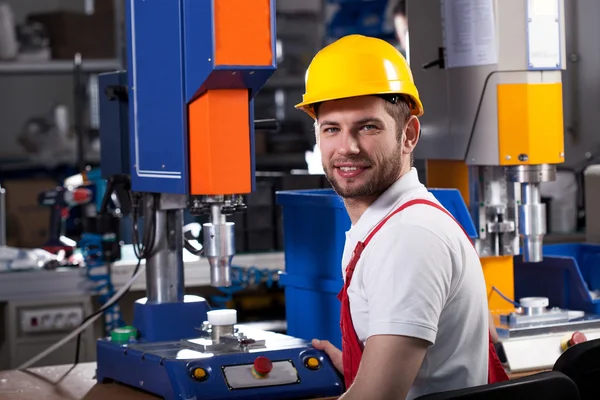 Ouvrier d'usine pendant le travail — Photo