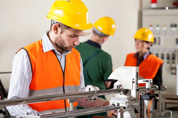 Ouvrier d'usine pendant le travail — Photo