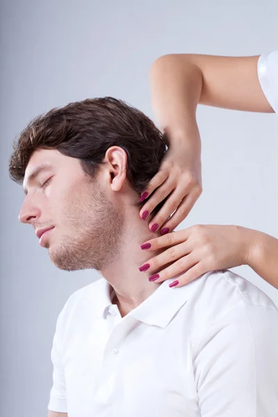 Massagem no pescoço no centro de spa — Fotografia de Stock