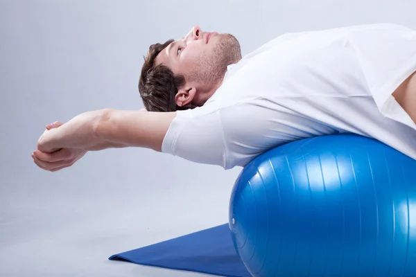 Rehabilitering stretching på boll — Stockfoto