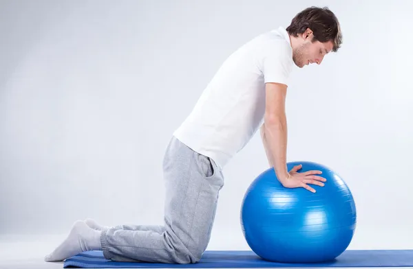 Rehabilitační cvičení na fitness míč — Stock fotografie