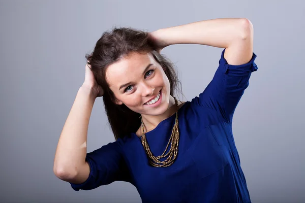 Vrouw in blauwe jurk — Stockfoto