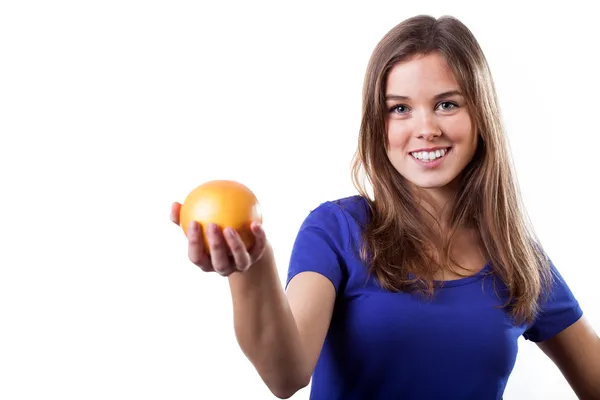 Здоровая женщина с апельсином — стоковое фото