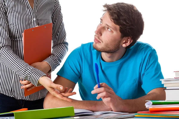 Faule Schüler, die von einem Lehrer gewarnt werden — Stockfoto