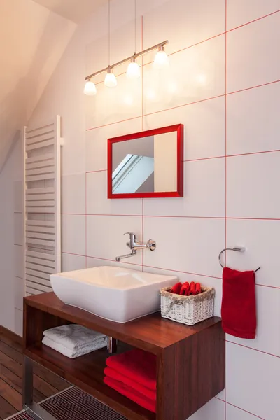 红宝石般的房子 — — 红色和白色的浴室 — 图库照片