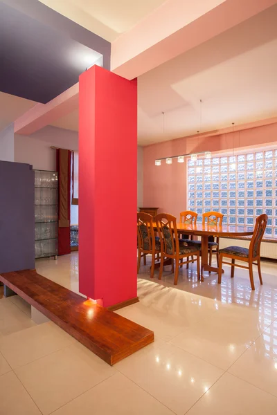 Amarant dom - kolorowe, jadalnia — Zdjęcie stockowe