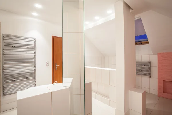 Amarant dom - łazienka — Zdjęcie stockowe