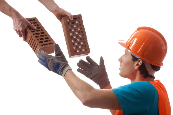Construtor tomando tijolos — Fotografia de Stock