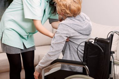 Hemşire yardımcı kadın devre dışı.