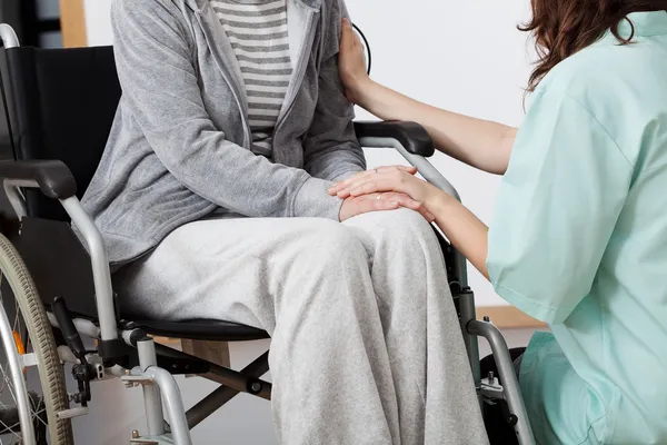 Krankenschwester unterstützt Patientin — Stockfoto