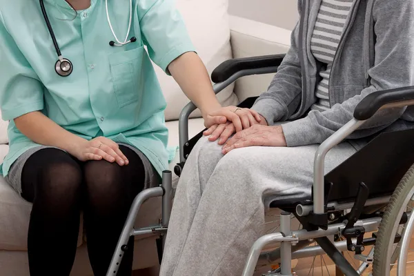 Doctor talking with aged patient — Stock Photo, Image