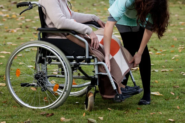 Het verzorgen van oudere vrouw — Stockfoto