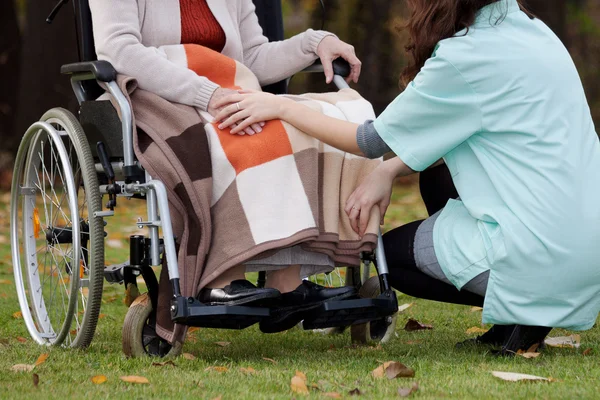 Mededogen voor oude persoon — Stockfoto