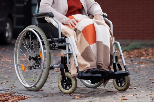 Femme handicapée avec couverture — Photo