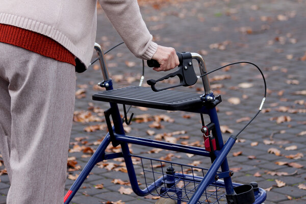 Женщина с ходунками
