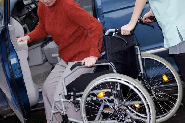 Krankenschwester bietet Rollstuhl an — Stockfoto