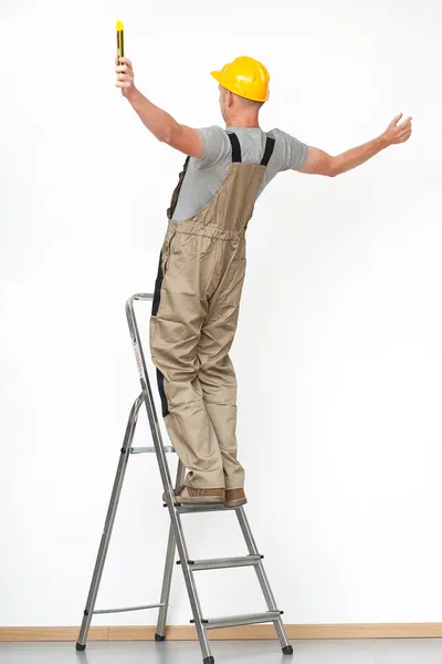 Trabalhador caindo de escada — Fotografia de Stock