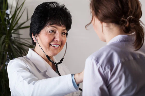 Läkare undersöker patienten — Stockfoto